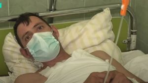 Un bărbat înjunghiat în inimă de iubita lui a fost cusut de un chirurg în timp ce inima îi bătea