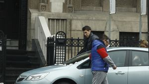 De pe terenul de fotbal, direct intr-un magazin cu haine elegante! Costel Pantilimon se vrea un sportiv "la patru ace"