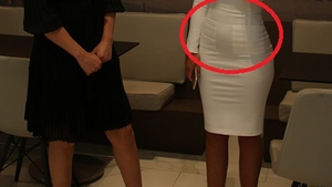 E gravidă? O vedetă de la noi a purtat o rochie mulată la un eveniment monden, iar burtica a ieşit la iveală!