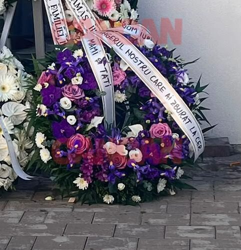 Coroana funerată depusă de părinții Anastasiei.