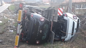 Accident în Vâlcea: Două TIR-uri s-a ciocnit, de pe o platformă au căzut mașini