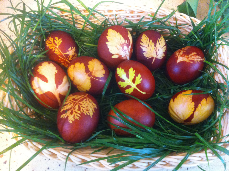 Ouă decorate cu frunze