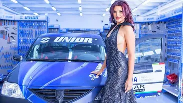 Atentie, imagini interzise cardiacilor! Cel mai sexy copilot din Romania, asa cum nu ai vazut-o: aproape dezbracata, intre scule!