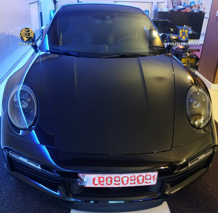 Una dintre mașinile de lux ridicată în urma perchezițiilor