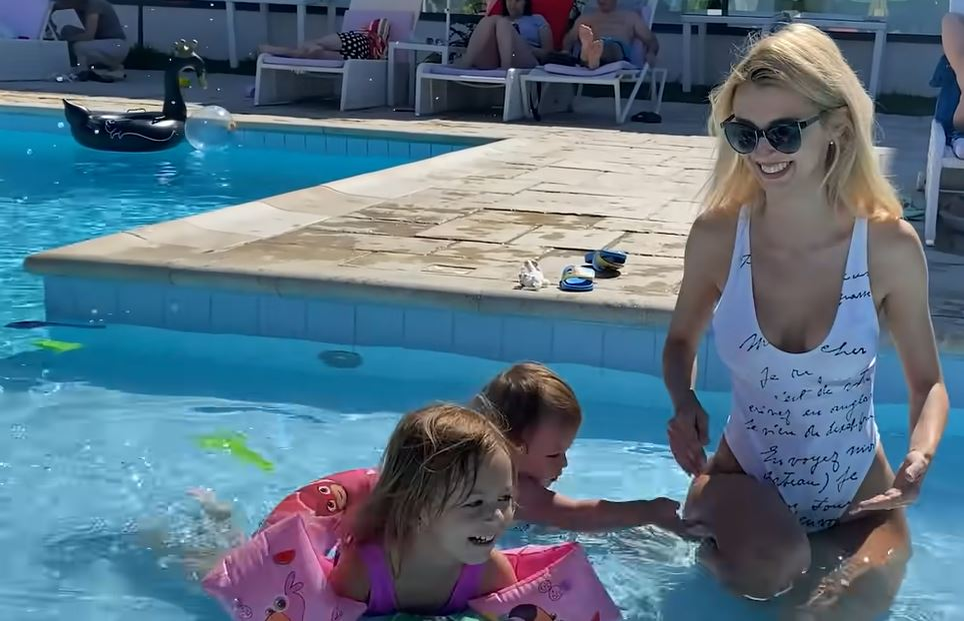 Andreea Bălan, gafă în timp ce se afla la piscină cu fiicele. I s-au văzut zonele intime prin costumul de baie alb și decupat | VIDEO