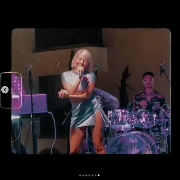 Lidia Buble a încins Instagram-ul după ce a ridicat picioarele în timp ce purta o fustă mini! Are sau nu lenjerie intimă?!