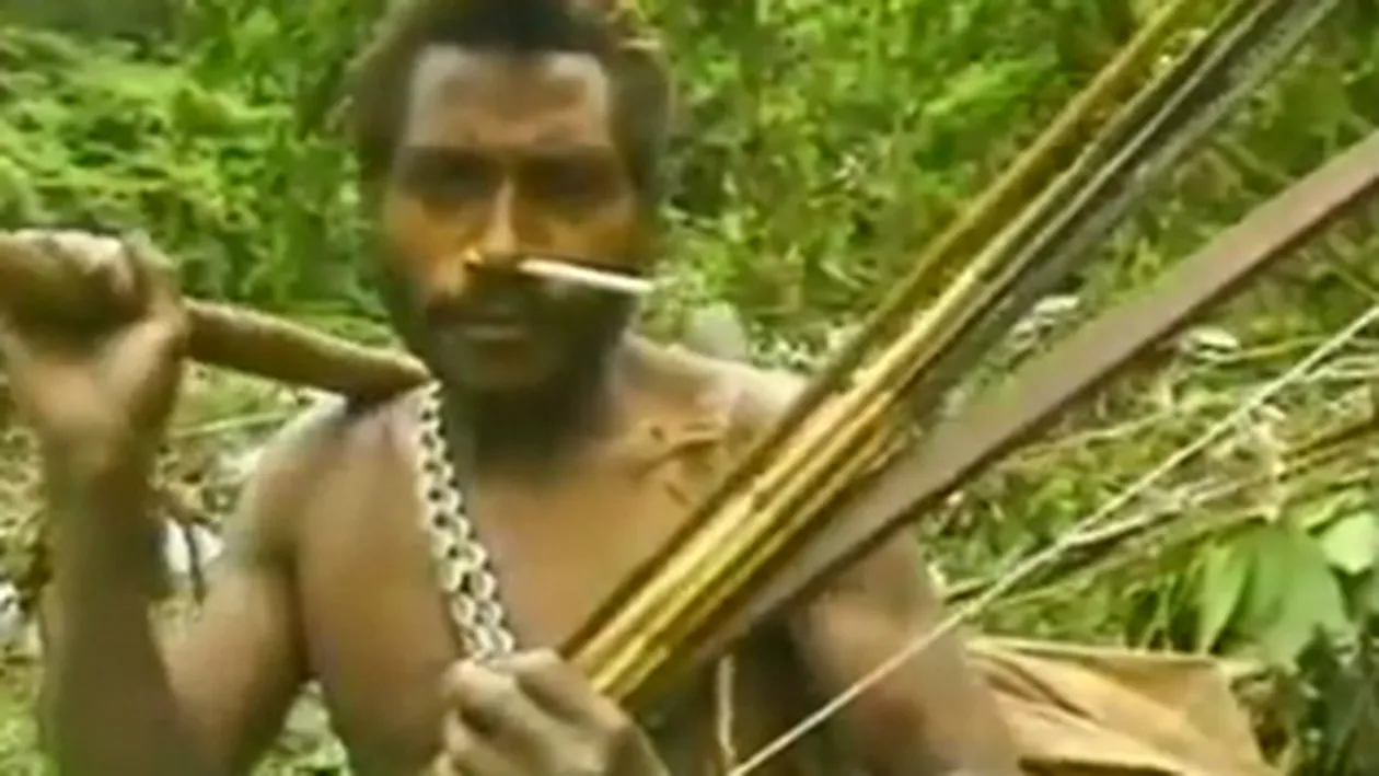 VIDEO INCREDIBIL DE ZAPACITOR! Uite cum reactioneaza un trib din Papua Noua Guinee la vederea unor barbati albi civilizati!