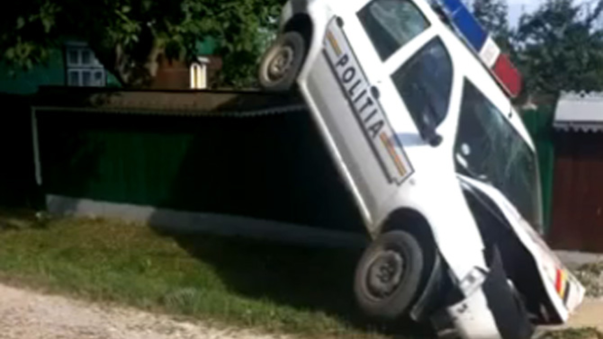 Politia rurala in actiune! Doi agenti de la tara urmareau cu Loganul un vehicul "suspect" pe ulita satului. Politistul de la volan a facut zob masina intr-un pod - Vezi imaginile dementiale