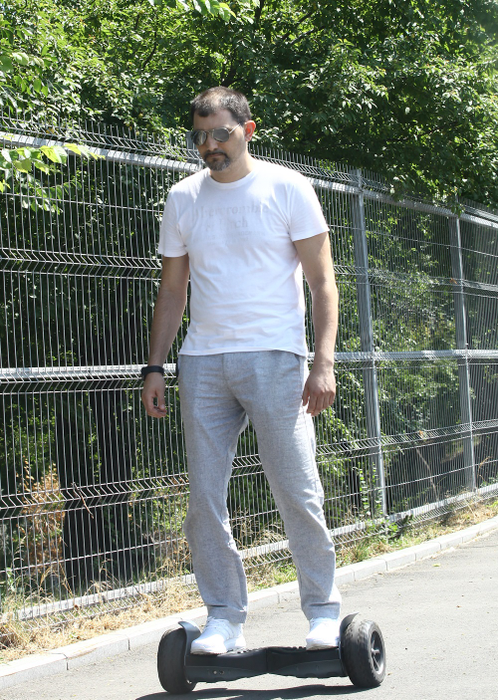 Andrei Ștefan deține o avere fabuloasă, dar se plimbă prin Capitală cu hoverbord