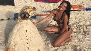Uite cât de mult a slăbit ELENA IONESCU! Fosta solistă de la Mandinga şi-a etalat formele sexy în costum de baie