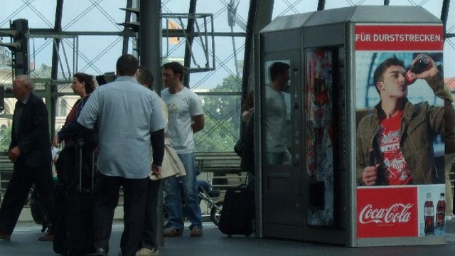 Ideea stralucita a celor de la Coca-Cola. Ce face acest automat de bauturi