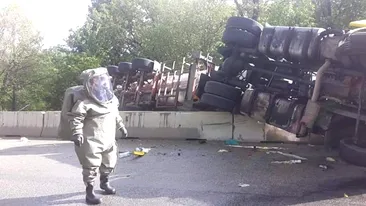 VIDEO. Trafic blocat pe DN 65. O cisternă s-a răsturnat, sunt scurgeri de combustibil