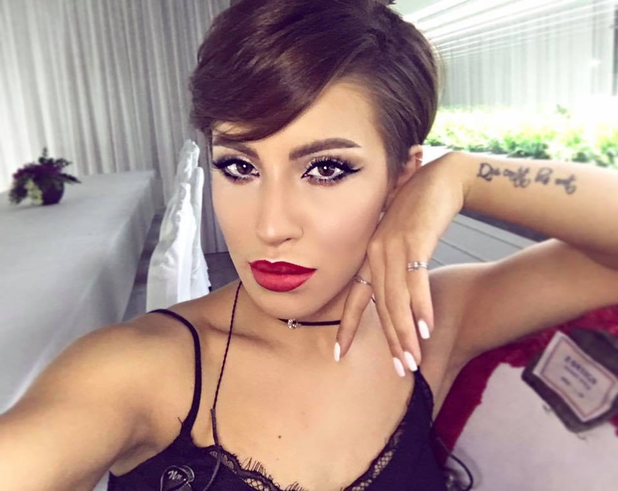 Nicoleta Nucă s-a pozat pe marginea piscinei. Vezi cât de sexy este cântăreaţa în costum de baie