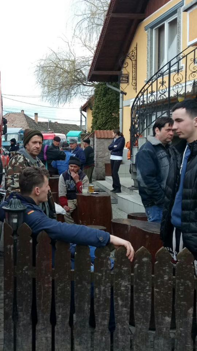 Incredibil! Ce făceau sătenii când pompierii au ajuns într-un sat pentru a ajuta la consolidarea unui dig