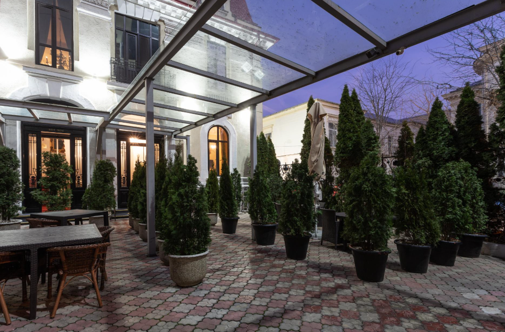 Un milionar fugar, urmărit de SRI, a transformat un hotel din București într-un teatru al terorii! ”I se dilată pupilele și lovește pereții …”