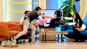Răzvan Simion a căutat în geanta Oanei Stamate, stripteuza concurează la "Chefi la cuțite": "Ai grijă ce scoți"