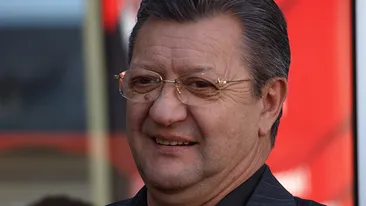 La tribuna, da din gura! La mare, sta cu mainile-n san! Sotia unui politician de la noi, toples la plaja