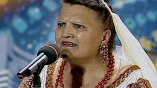 Test de rezistenta! A fost refuzata de trei ori, dar nu s-a dat batuta! "Vreau sa mai incercam si cu CD-urile pe care le am in geanta"