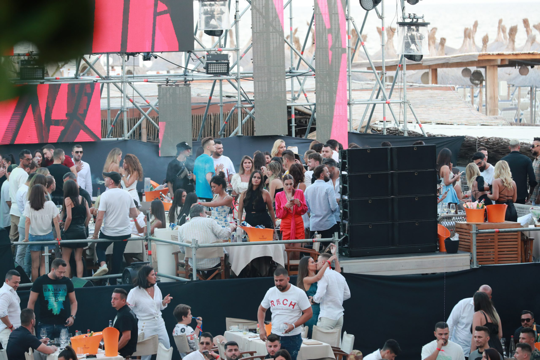 Cosmin, cunoscut drept ”Caz Stan”, a făcut show la Nuba Mamaia, alături de o brunetă, o șatenă și o blondă