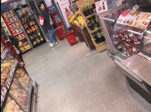 Gabriela Cristea a ”valsat” printre rafturi, bucurându-se la maximum de partida de shopping