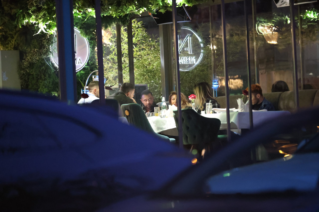 Ema Uta și Alex Bodi, aparent plictisiți, la o cină în Herăstrău  (Foto: CANCAN.RO)