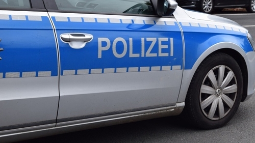 Polițiștii din Germania au avut un șoc după ce au oprit o mașină înmatriculată în România, care circula cu 200 km/oră! Cine era la volan