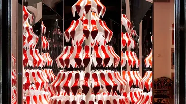 Imaginatie fara limite! Uite cum arata cei mai ciudati pomi de Craciun! Sunt facuti din sticle de bere sau pantofi!