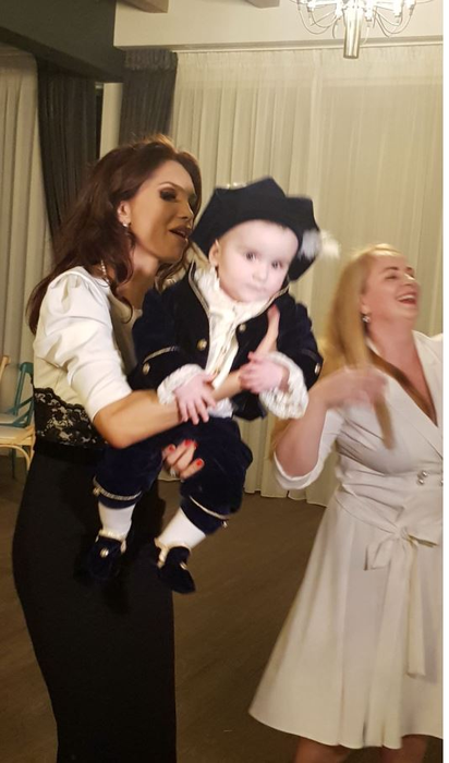 Galerie foto. Delia Antal și-a botezat băiețelul! O cântăteață cunoscută și un om de afaceri au fost nași: ”De mult mi-a zis că…”