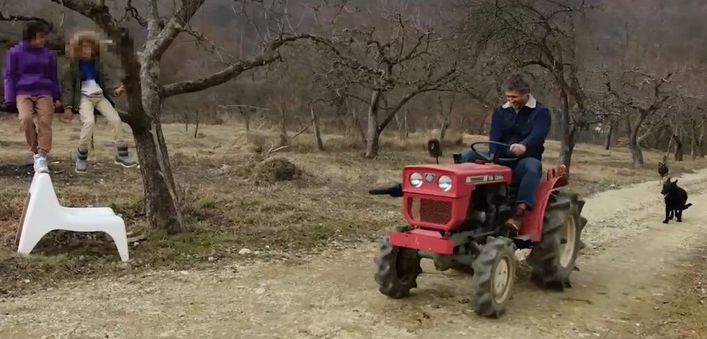 Ce și-a cumpărat Dragoș Bucur pentru gradină. Copiii au strigat la Dana Nălbaru imediat: „Mami, mami!”