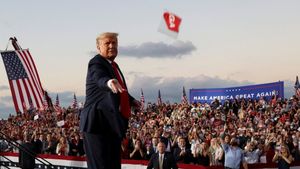Donald Trump a aruncat măști, la prima apariție în public după infectare: „Sunt imun”. VIDEO