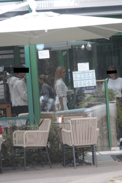 Iuliana Pepene se îndreaptă către ieșirea din local