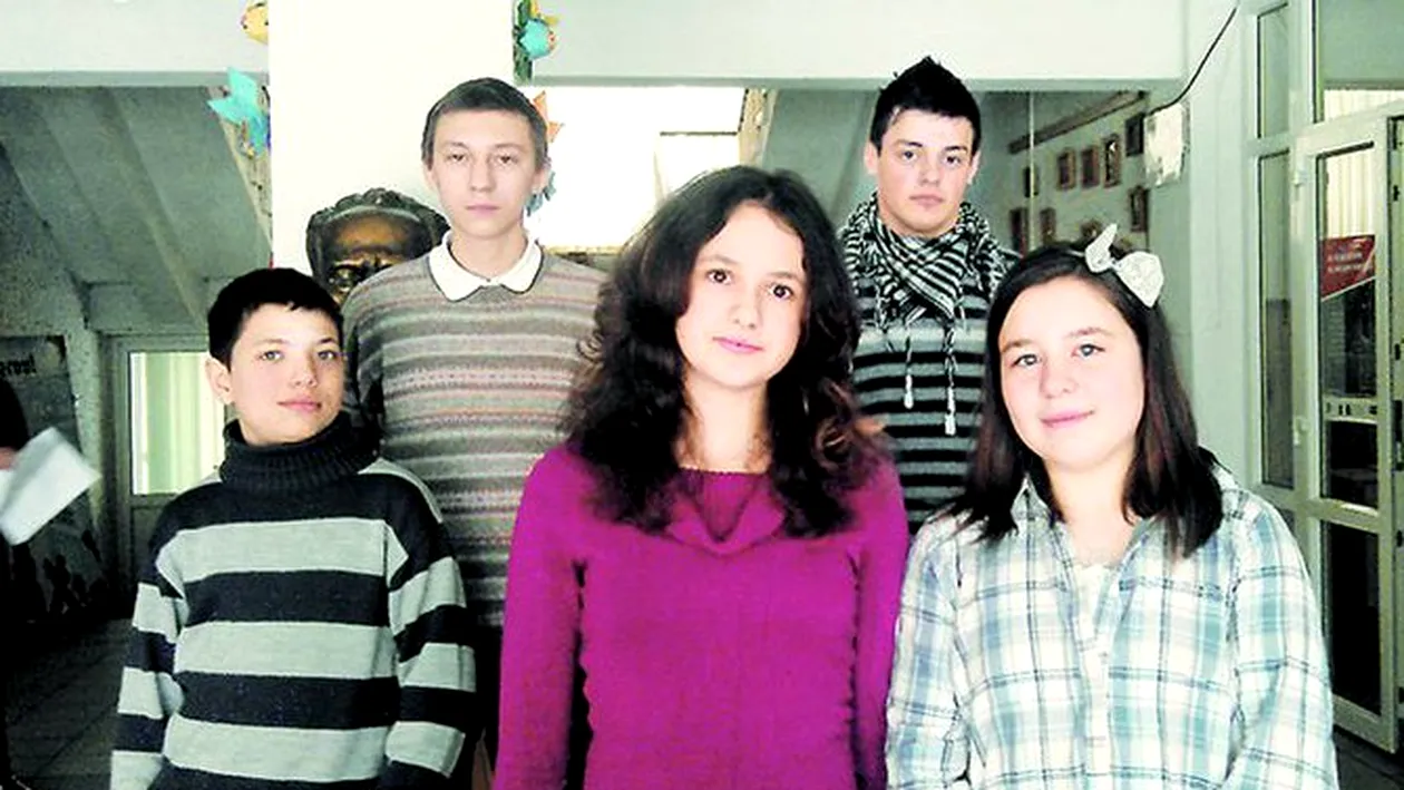 Cinci elevi din Iasi au devenit eroi. Au gasit 6.000 de euro si i-au inapoiat proprietarului