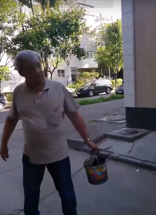 Așa ceva nu s-a mai văzut! Cum s-a răzbunat un pensionar din Bacău pe copiii gălăgioși din spatele blocului