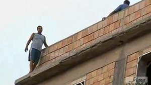 VIDEO Imaginile care au socat Italia: un roman s-a urcat la etajul cinci si a amenintat ca se sinucide! Vezi ce s-a intamplat dupa ore de negocieri si motivul incredibil pentru care a apelat la acest gest extrem