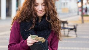 O elevă de 16 ani a găsit un portofel cu 7.371 euro și a sunat imediat la Poliție. Cum a fost răsplătită