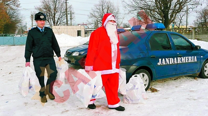 Mos Craciun e politist, pompier si scafandru