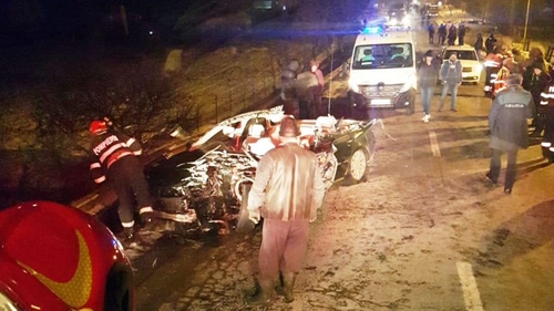 Tragedie în Botoșani. Un tânăr a murit, după ce mașina în care se afla a intrat într-o remorcă