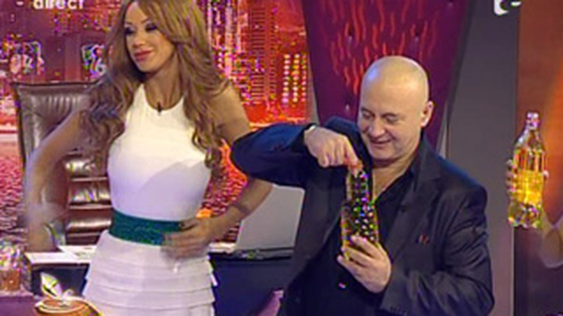 VIDEO Chermeza la "Un Show Pacatos"! Bianca i-a cinstit cu tuica de prune de la mama ei!