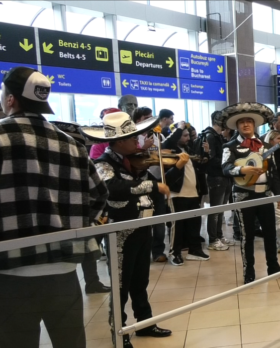 Albert NBN, primit cu mariachi în aeroport!