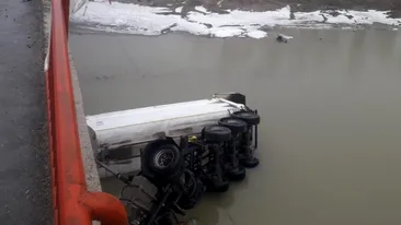 Poleiul face ravagii în Dâmbovița. Un șofer a plonjat cu camionul în râul Ialomița