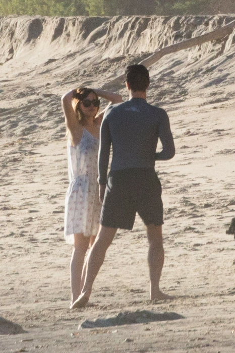 ** RIGHTS: WORLDWIDE EXCEPT IN ITALY, UNITED KINGDOM ** Malibu, CA  - *PREMIUM-EXCLUSIVE*  - Chris Martin and Dakota Johnson take their romance to the beach in Malibu for a PDA-Filled Holiday weekend. Shot on 01/14/17

Pictured: Chris Martin and Dakota Johnson

BACKGRID USA 15 JANUARY 2018 

USA: +1 310 798 9111 / usasales@backgrid.com

UK: +44 208 344 2007 / uksales@backgrid.com

*UK Clients - Pictures Containing Children
Please Pixelate Face Prior To Publication*