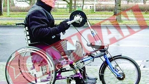 Si-a facut bicicleta din scaunul cu rotile