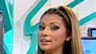 In sfarsit, Roxana Vancea a renuntat la bluzele pe gat si a scos artileria grea! Vezi cum i-a rasfatat pe barbati la prima ora!