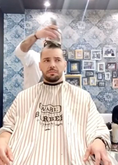 Un frizer, gest impresionant în fața unui client diagnosticat cu temutul cancer! Cum a reacționat bărbatul când a văzut că bărbierul se tunde la zero | VIDEO