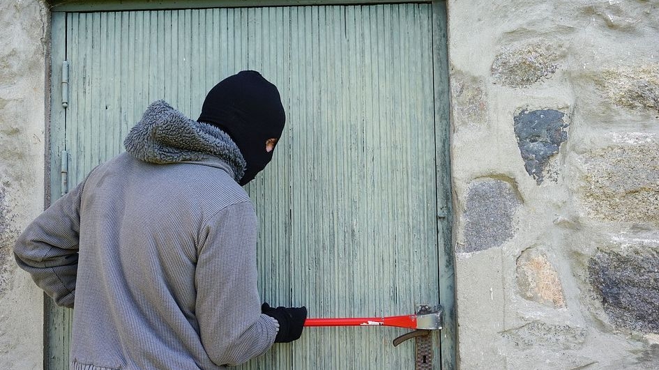 O bătrână de 89 de ani din Neamț a pus pe fugă doi hoți care au încercat s-o tâlhărească în toiul nopții!