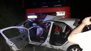 VIDEO. Accident teribil lângă Craiova. O şoferiţă a ajuns cu mașina sub un TIR. "Am încercat să o salvez, dar...!"