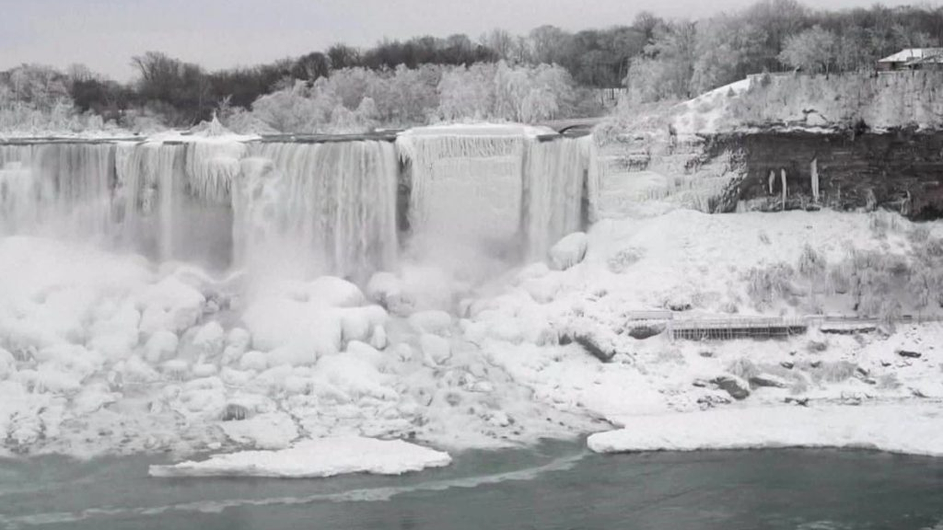Imagini senzaționale. Cascada Niagara a înghețat din cauza vortexului polar | VIDEO