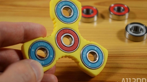 Spinner-ul, cea mai la moda jucarie in randul celor mici! De ce e interzisa in scoli si ce avertizeaza specialistii
