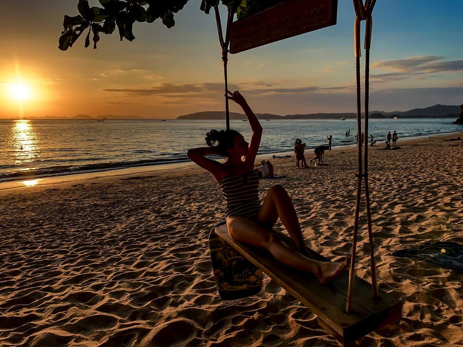 Imaginile pe care le așteptau toți fanii Pro TV! Corina Caragea, fotografiată în bikini minusculi pe o plajă din Hong Island, Thailanda