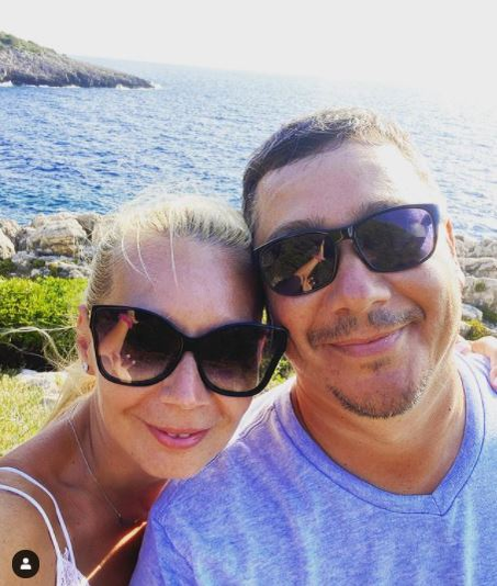 Daciana Sârbu și Victor Ponta, poză emoționantă cu fetița adoptată lângă bradul de Crăciun. Alături de ei este și fiica biologică: “Noi”
